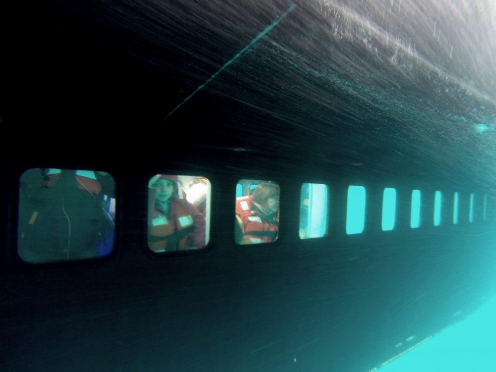 AAAYS_Vista submarina con GO PRO de pax embarcados
