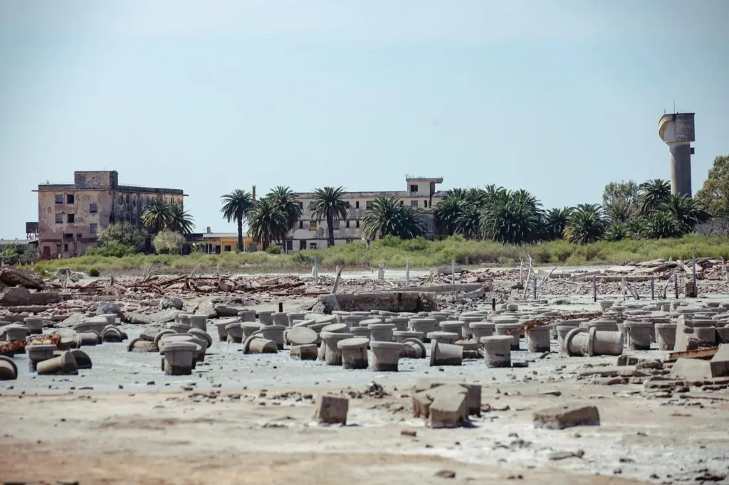 Ruinas de la antigua Miramar de Ansenuza tras las inundaciones de la laguna Mar Chiquita